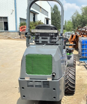 Hoflader L1812 mit Schaufel